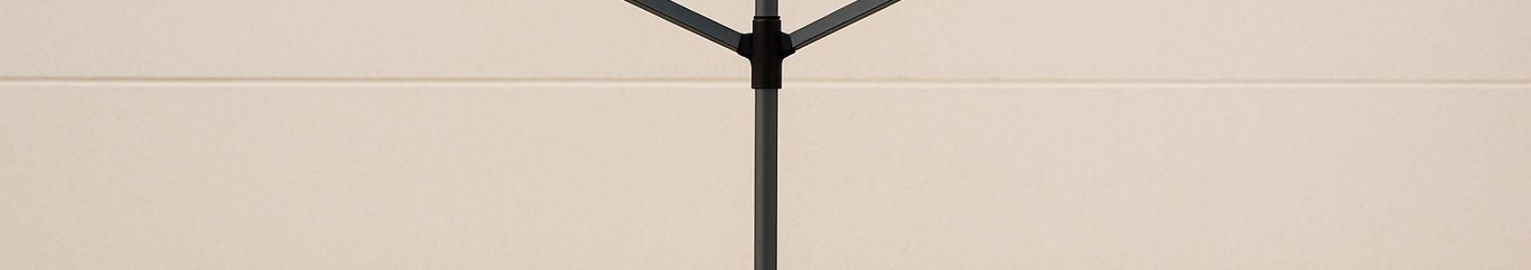 Étendoir à linge parapluie installé sur une terrasse