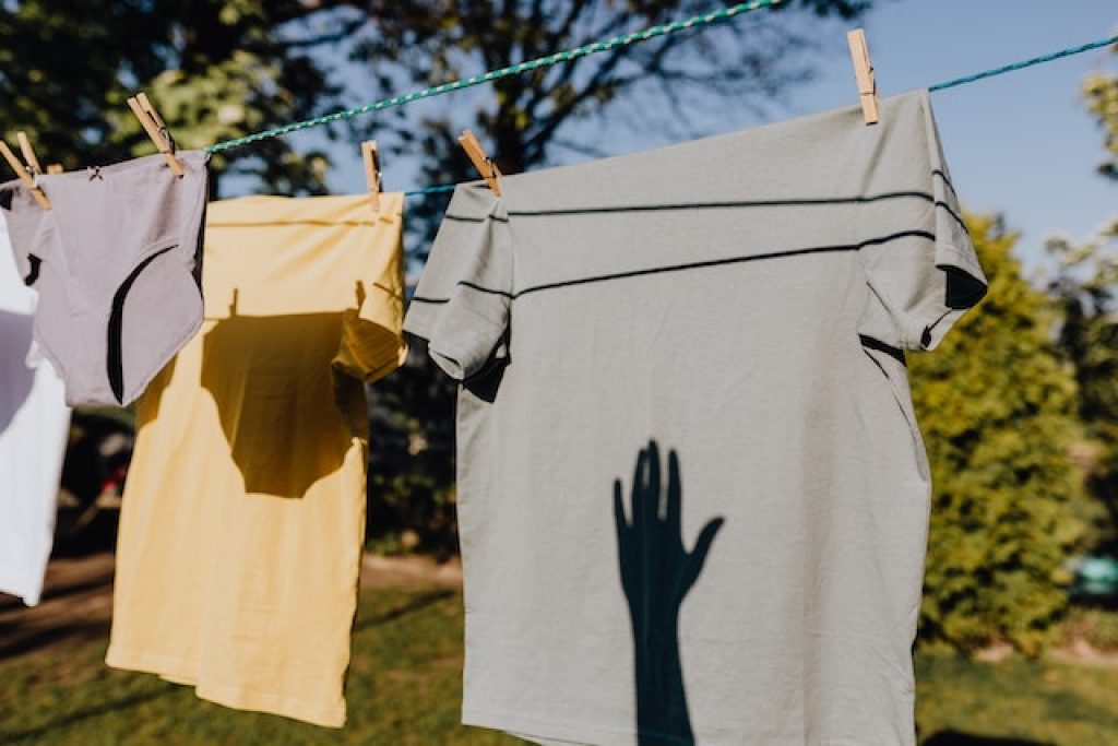 Linge qui sèche au soleil sur un étendoir